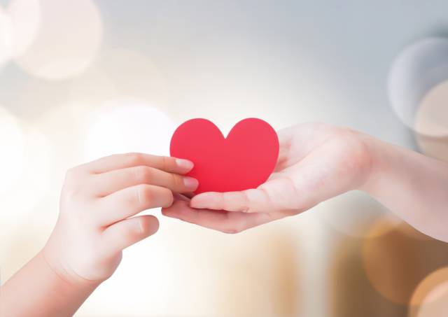 手にハートを載せている画像